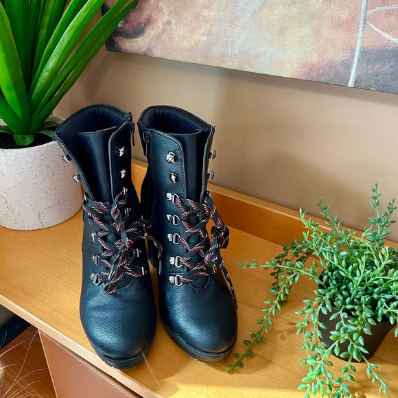 Black Chunk Boots (NBW) - Picture 2 of 2